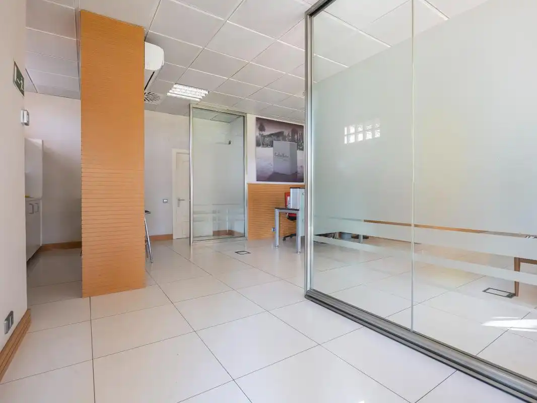 Commercial properties for rent in Pozuelo de Alarcón  with Air Conditioner and Heating