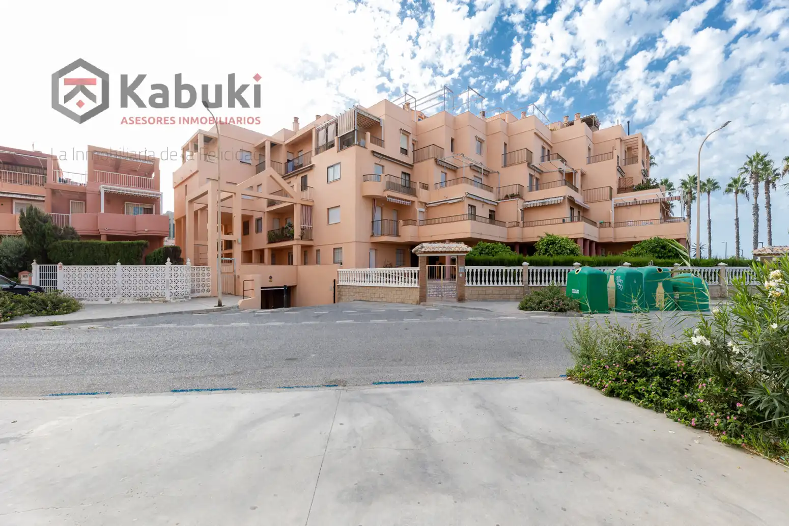 Außenansicht von Wohnung zur Miete in Salobreña mit Privatgarten, Terrasse und Schwimmbad