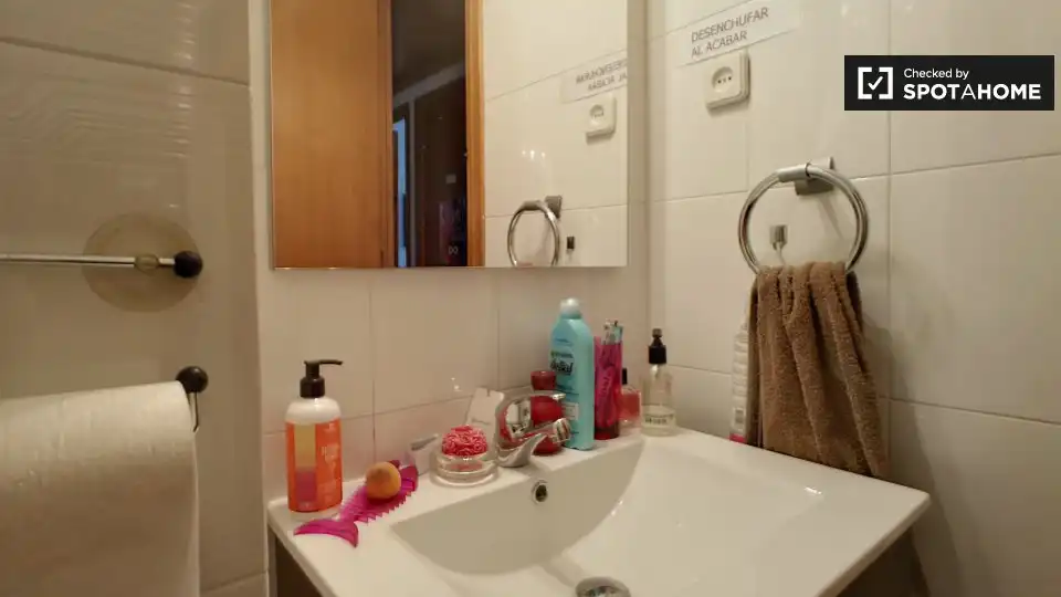 Baño de Piso para compartir en Barcelona con Aire acondicionado, Calefacción y Amueblado