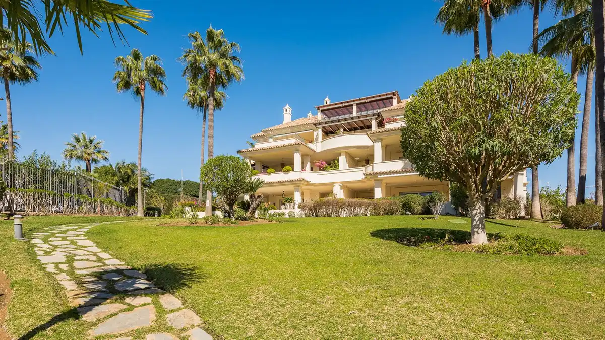 Apartamento con piscina en venta en Nueva Andalucía, imagen 3