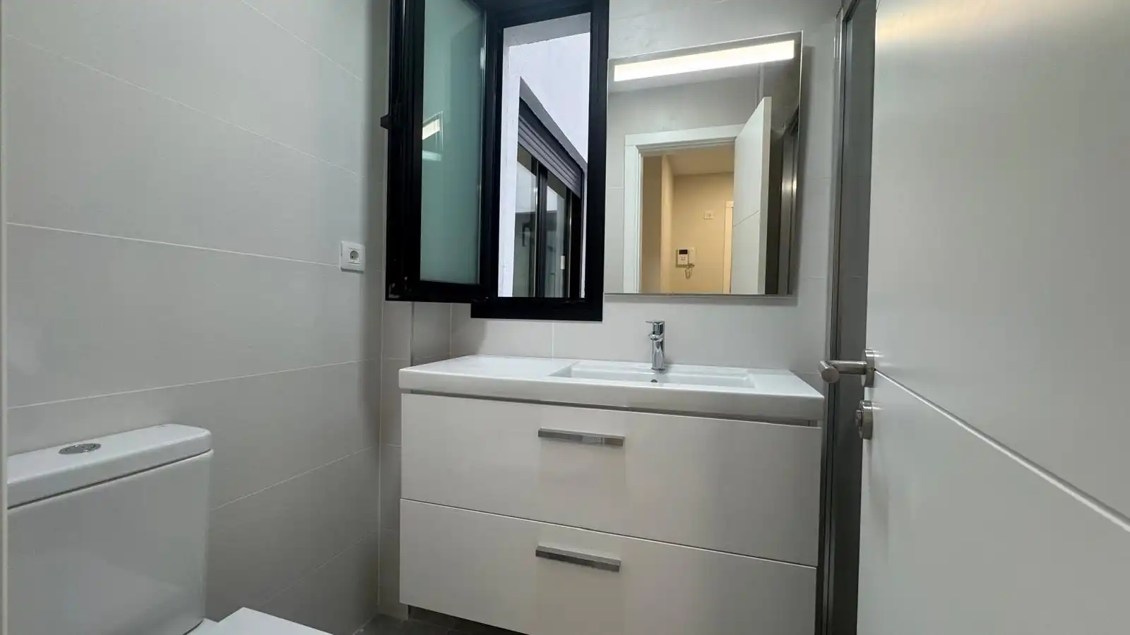 Badezimmer von Wohnung zur Miete in Las Palmas de Gran Canaria mit Klimaanlage und Heizung