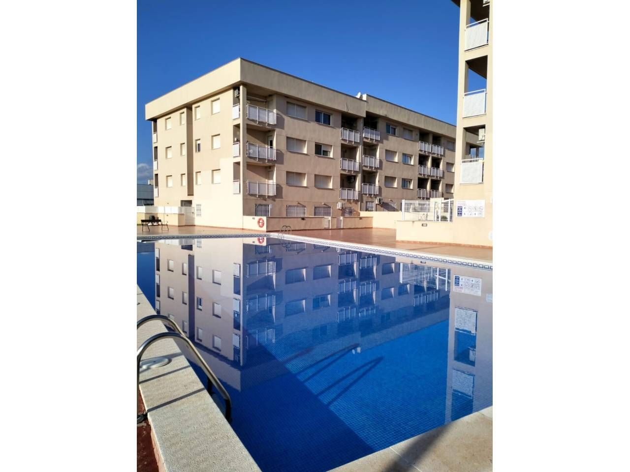 Piscina de Apartament en venda en Mont-roig del Camp amb Aire condicionat, Terrassa i Moblat
