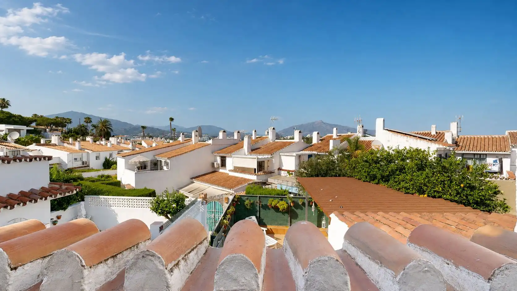 Vista exterior de Casa adosada en venta en Estepona con Piscina comunitaria