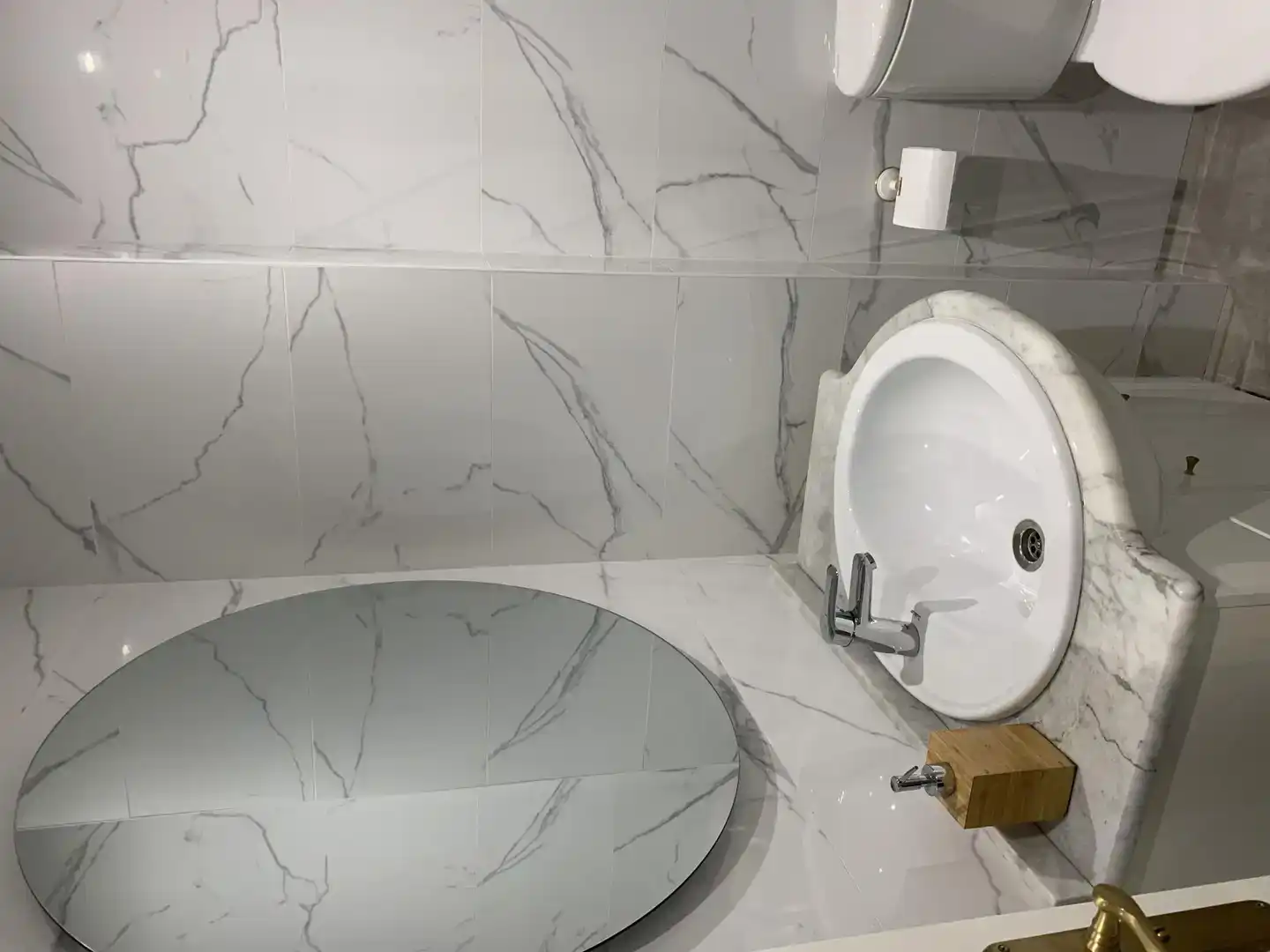 Badezimmer von Wohnung zur Miete in Fuengirola mit Klimaanlage und Schwimmbad