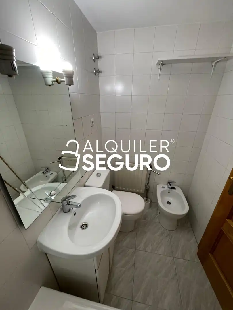 Baño de Piso de alquiler en Madrid con Calefacción, Terraza y Amueblado