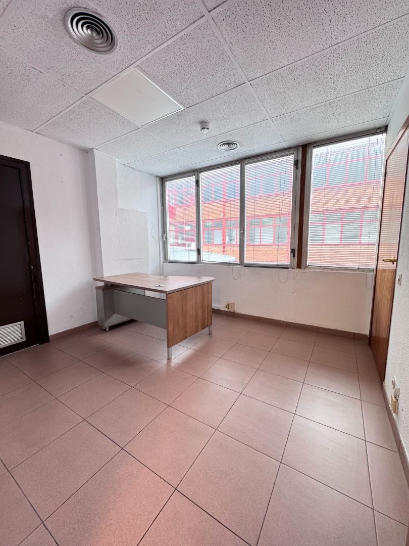 Büro miete in Sant Joan Despí mit Klimaanlage, Heizung und Abstellraum