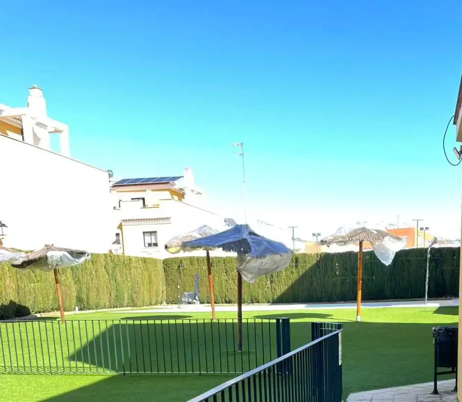 Jardí de Casa o xalet en venda en Dos Hermanas amb Aire condicionat, Traster i Piscina comunitària