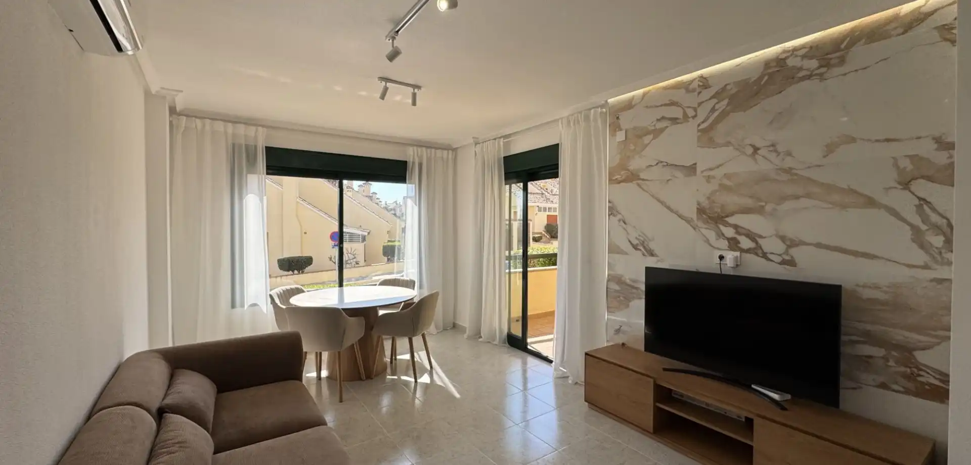 Sala d'estar de Planta baixa en venda en Orihuela amb Aire condicionat, Terrassa i Piscina