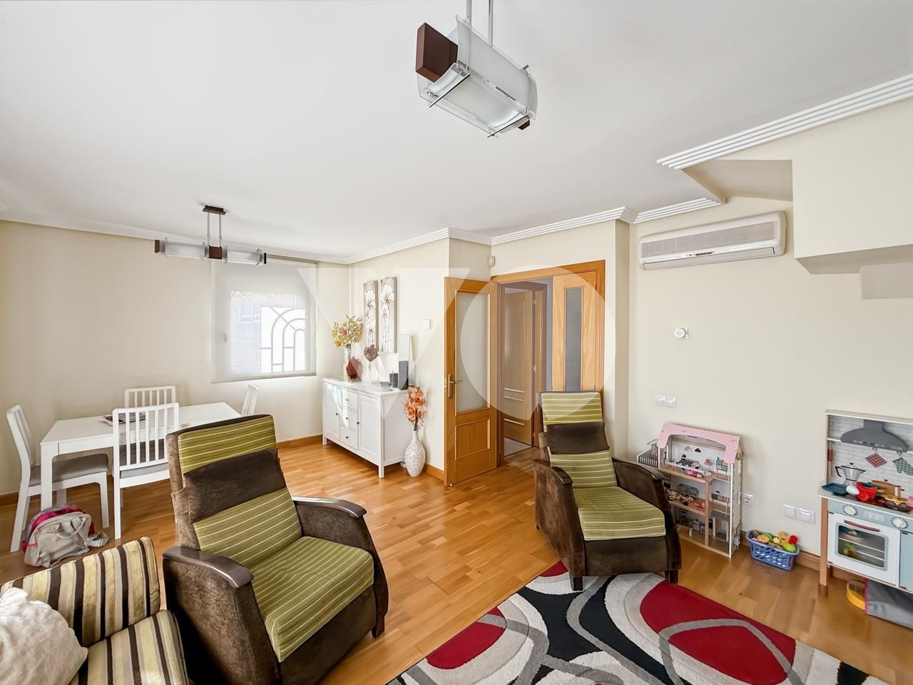 Sala de estar de Casa adosada en venta en Valdemoro con Aire acondicionado, Calefacción y Jardín privado