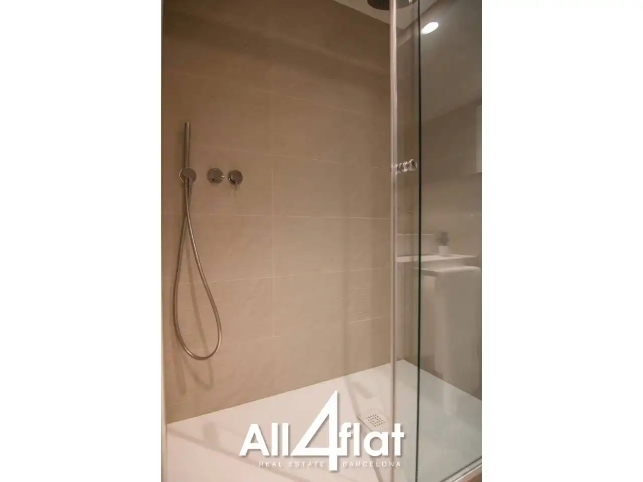 Bathroom of Flat for rent in Barcelona  with Air Conditioner, Heating and Furnished