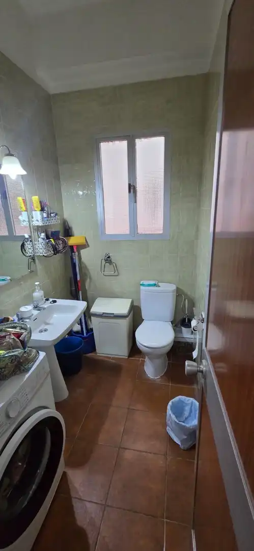 Bathroom of Flat for sale in Sevilla  with Air Conditioner, Terrace and Storage room