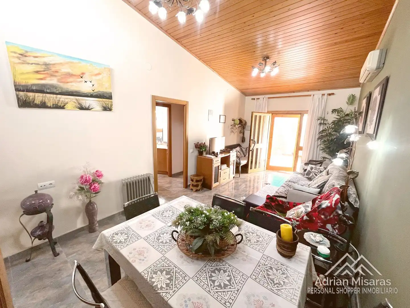 Wohnzimmer von Einfamilien-Reihenhaus zum Verkauf in Deltebre mit Klimaanlage, Heizung und Privatgarten