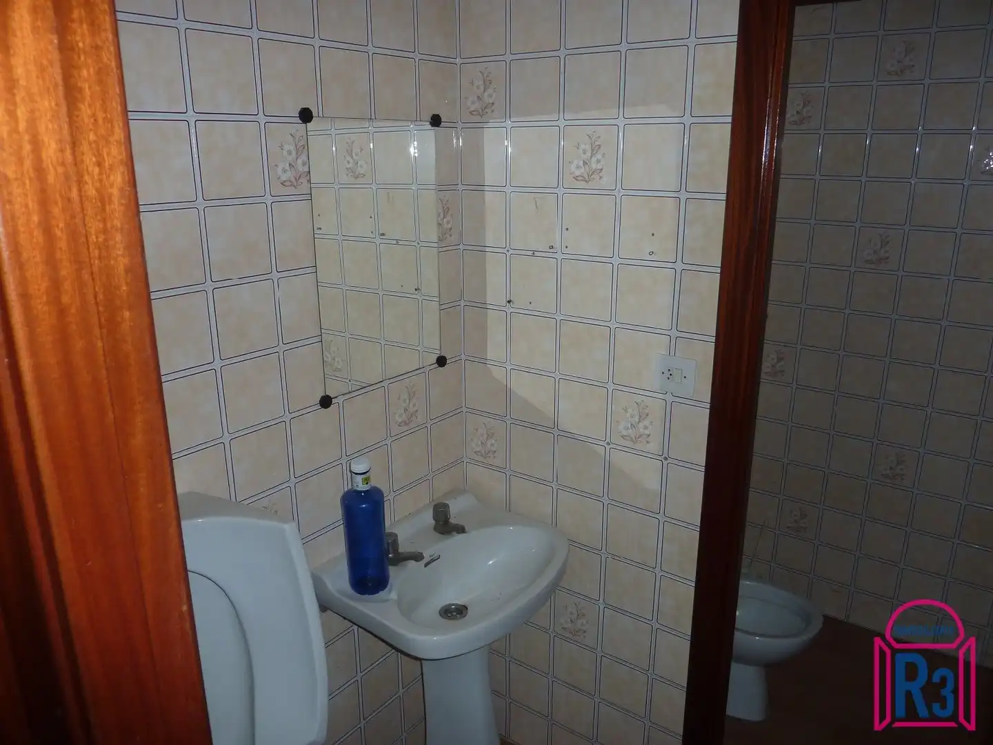 Bathroom of Commercial properties for sale in Villaturiel  with Terrace