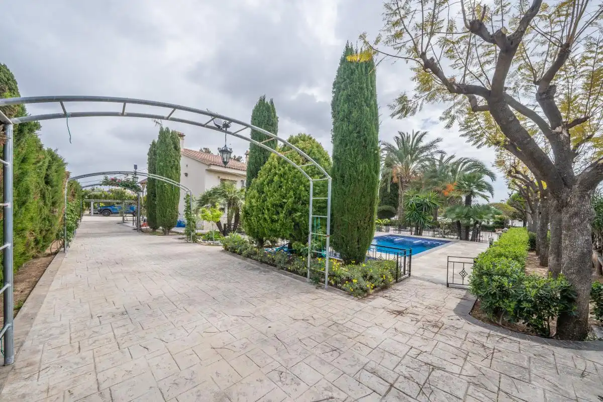 Exterior view of Houses for sale in San Vicente del Raspeig / Sant Vicent del Raspeig  with Air Conditioner, Heating and Private garden