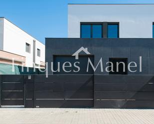 Vista exterior de Casa adosada en venda en Banyoles amb Aire condicionat, Calefacció i Jardí privat