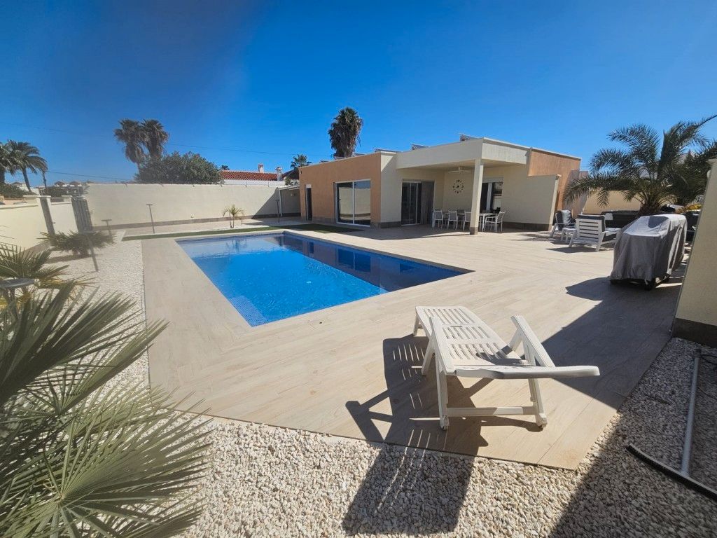 Swimming pool of House or chalet for sale in Torrevieja  with Air Conditioner, Private garden and Terrace