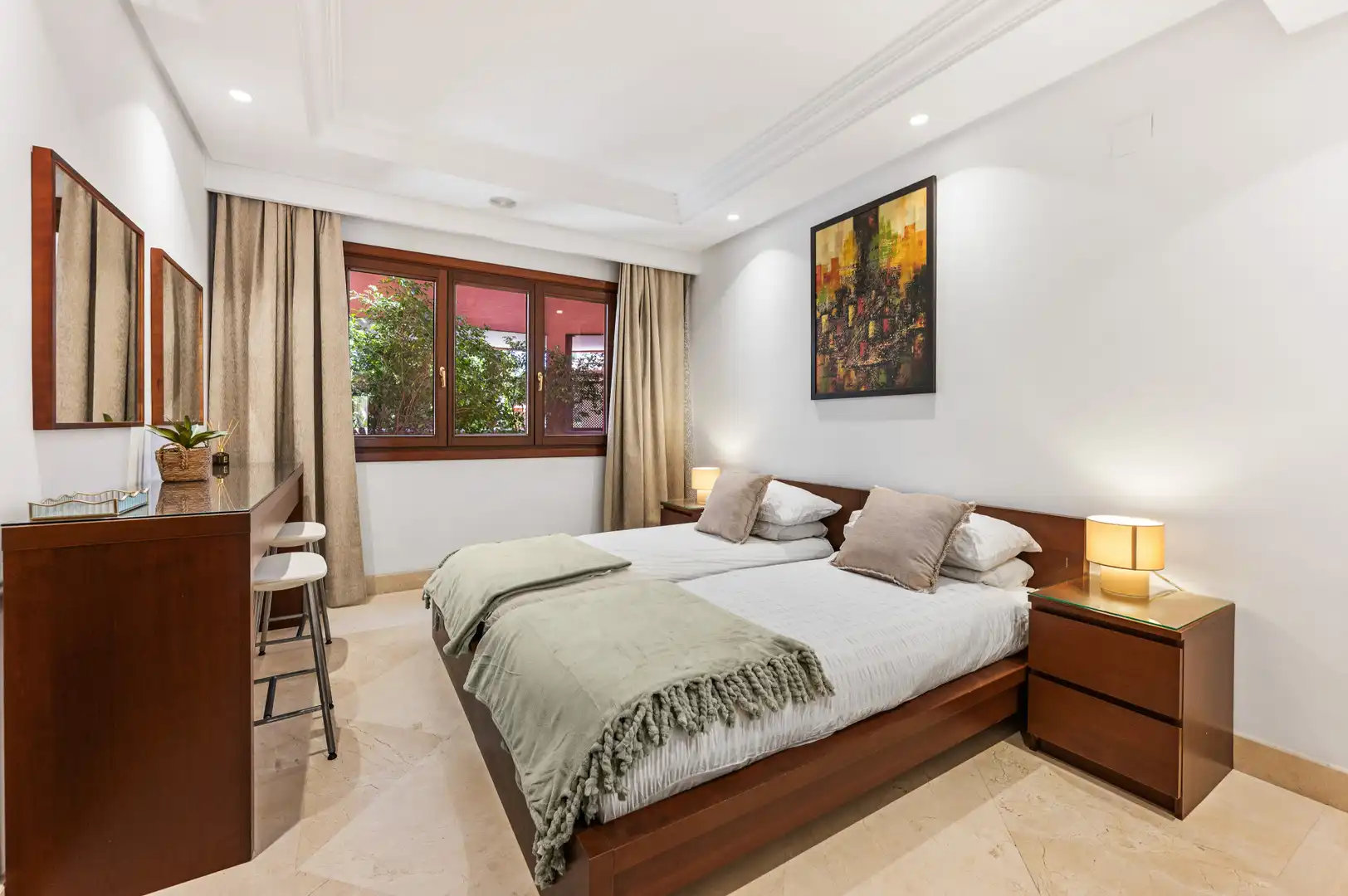 Habitación de Apartamento de alquiler en Estepona con Aire acondicionado, Terraza y Piscina