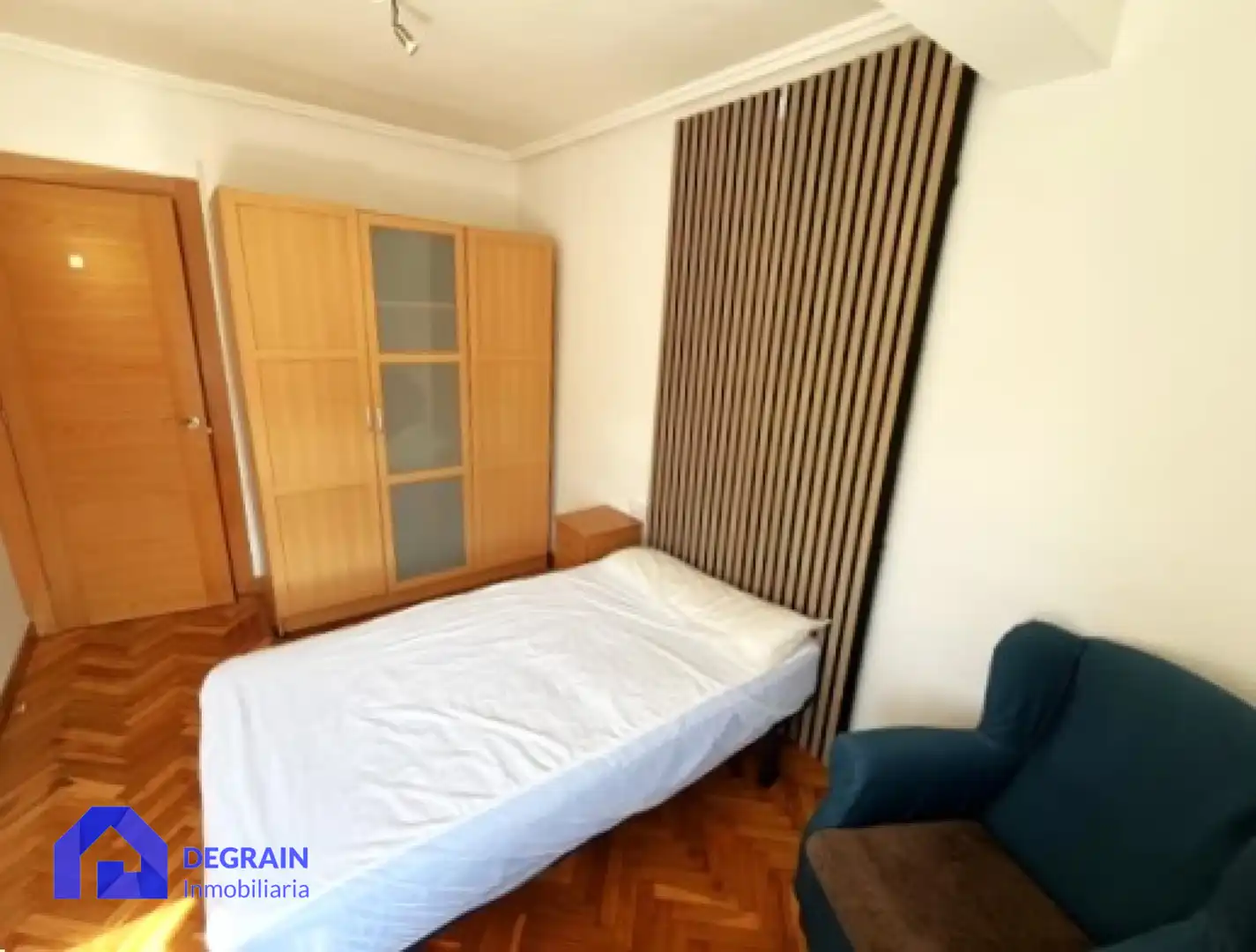 Habitación de Piso en venta en Oviedo  con Calefacción, Terraza y Trastero