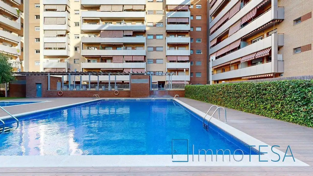 Swimming pool of Flat for sale in Barberà del Vallès  with Air Conditioner, Heating and Parquet flooring