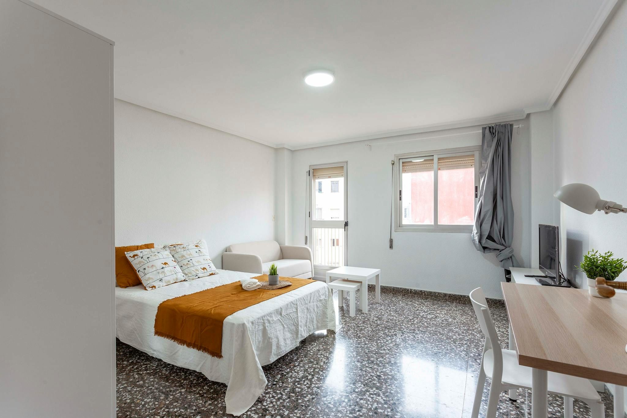 Dormitori de Pis per a compartir en  Valencia Capital amb Rentadora, TV i Balcó