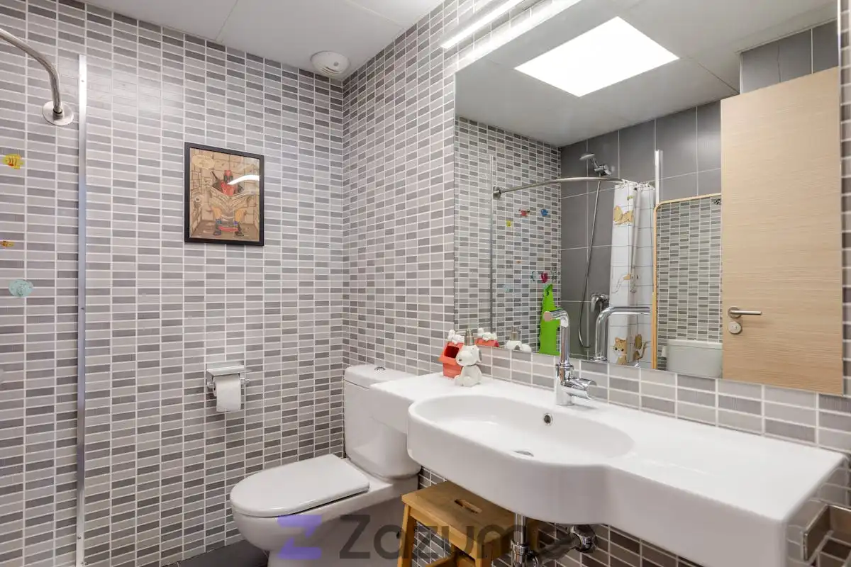 Bathroom of Flat for rent in Madrid  with Air Conditioner, Heating and Private garden