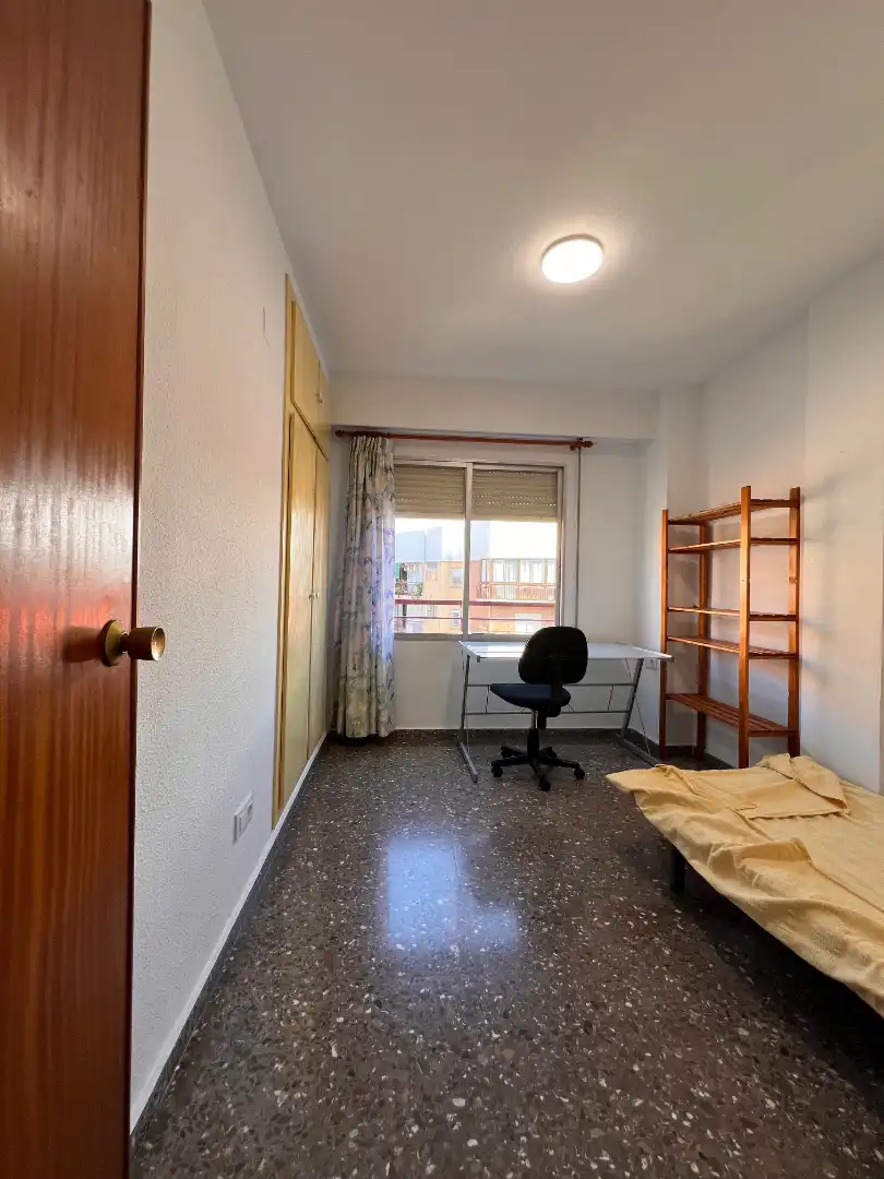 Dormitori de Pis de lloguer en Valencia amb Aire condicionat, Moblat i Forn