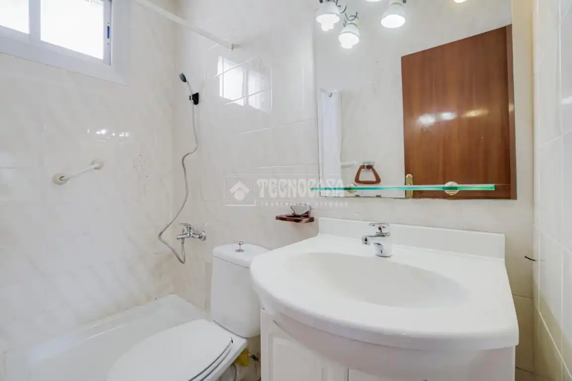 Baño de Piso en venta en Sant Vicenç Dels Horts con Aire acondicionado y Alarma