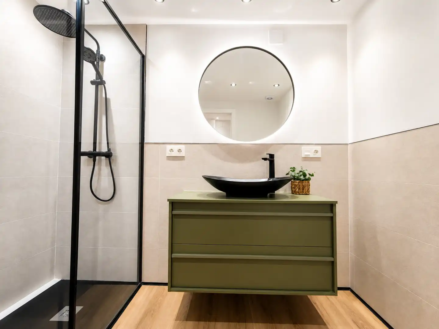 Badezimmer von Wohnung zum Verkauf in Manilva mit Klimaanlage, Terrasse und Möbliert