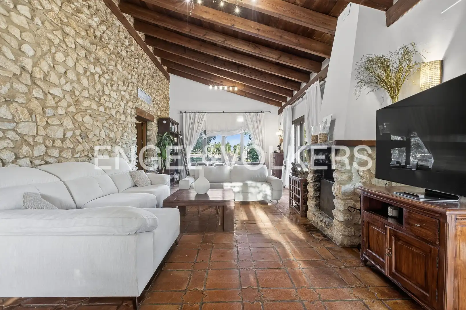 Sala de estar de Finca rústica de alquiler en La Puebla del Río con Aire acondicionado, Calefacción y Jardín privado