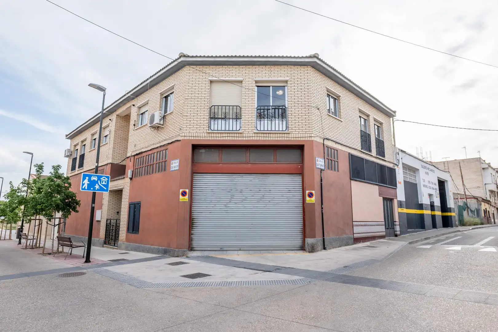 Vista exterior de Edificio en venta en  Zaragoza Capital
