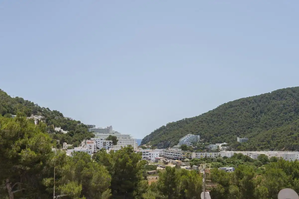 Vista exterior de Pis en venda en Santa Eulària des Riu amb Aire condicionat, Calefacció i Jardí privat