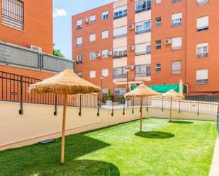 Vista exterior de Pis de lloguer en  Granada Capital amb Calefacció, Jardí privat i Piscina comunitària