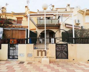 Vista exterior de Casa adosada en venda en Guardamar del Segura amb Terrassa, Moblat i Forn