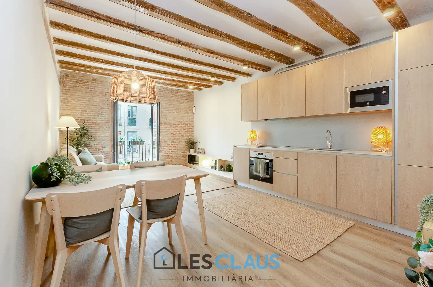 Außenansicht von Wohnung zum Verkauf in Barcelona mit Parkett, Ofen und Mikrowelle