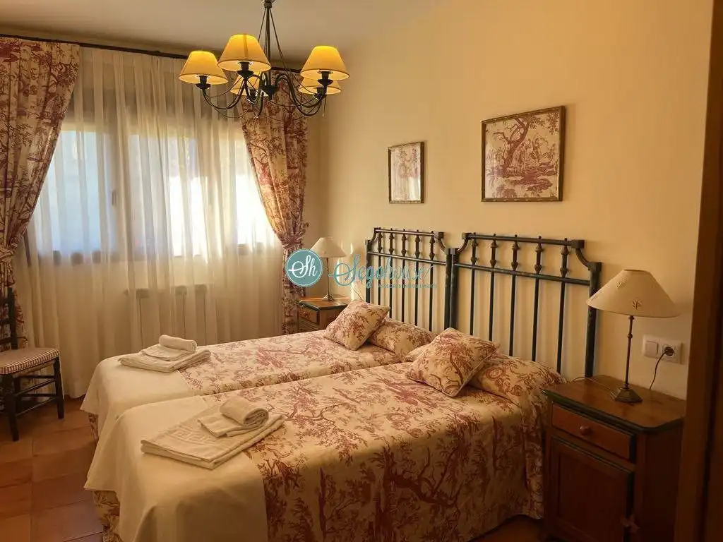 Dormitori de Casa o xalet de lloguer en Palazuelos de Eresma amb Calefacció, Terrassa i Moblat