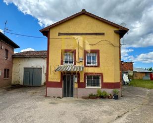 Vista exterior de Casa o xalet en venda en Valdepolo amb Parquet, Traster i Moblat
