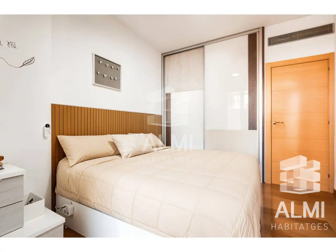 Schlafzimmer von Wohnung zum Verkauf in Barcelona mit Klimaanlage, Parkett und Terrasse