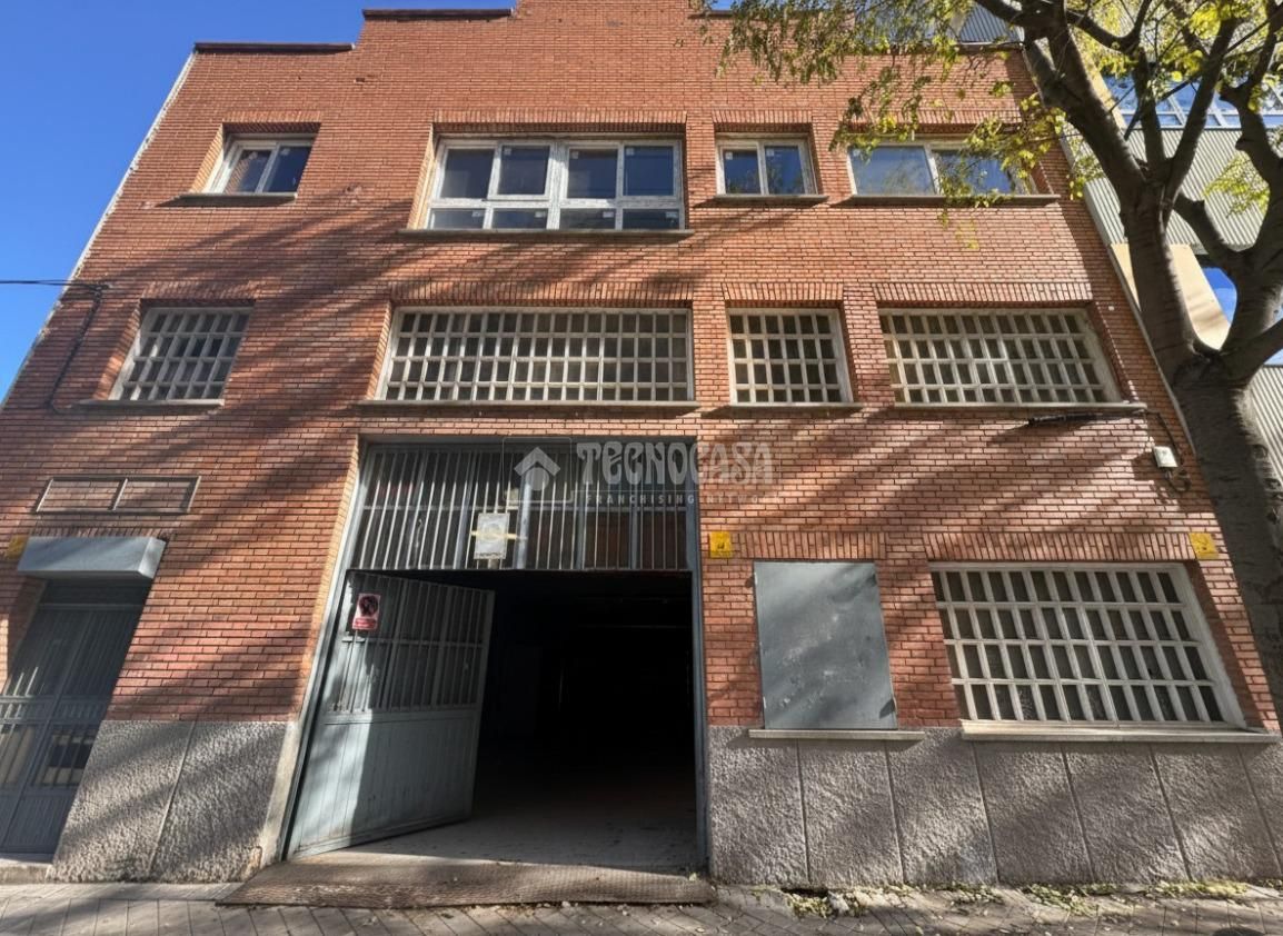 Vista exterior de Edifici en venda en  Madrid Capital