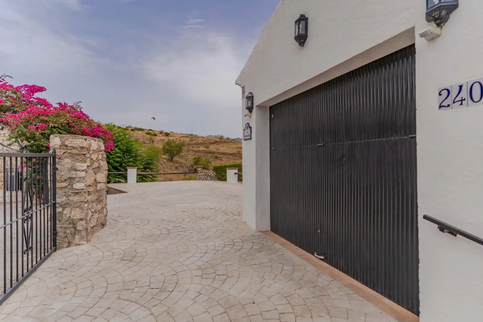 Vista exterior de Casa o xalet en venda en Salobreña amb Aire condicionat, Calefacció i Jardí privat