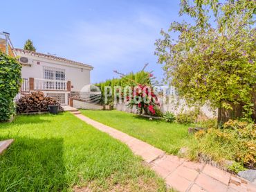Casa con piscina en venta en Avenida los Pinos