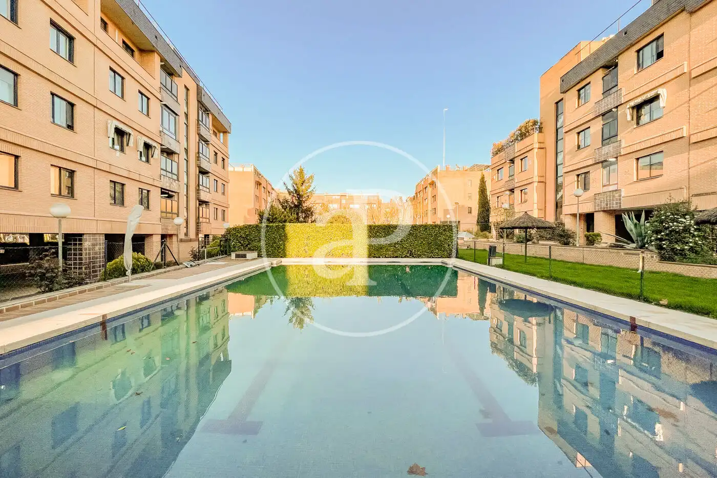 Schwimmbecken von Wohnung zum Verkauf in La Moraleja mit Klimaanlage, Heizung und Privatgarten
