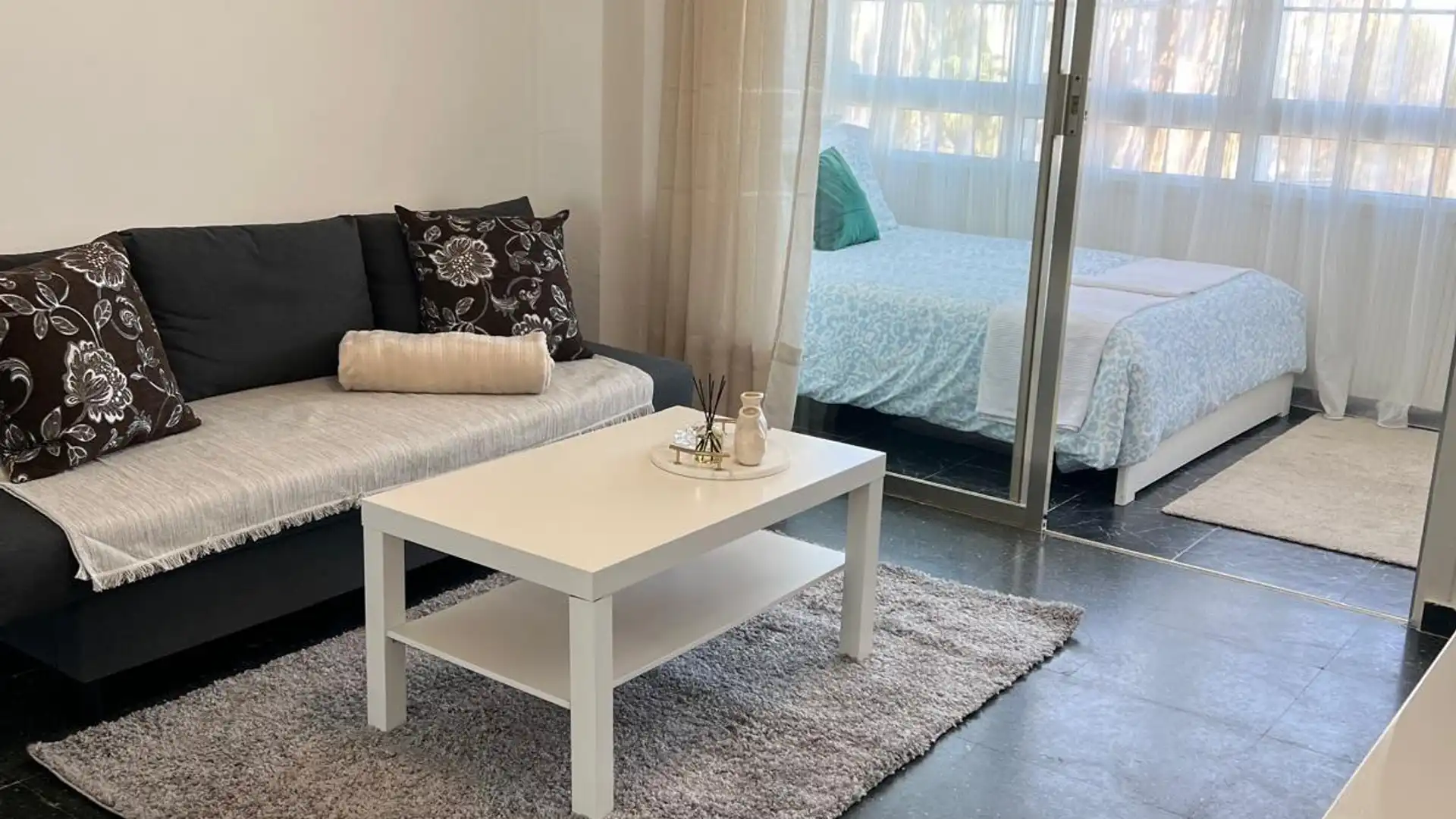 Sala d'estar de Estudi de lloguer en Benalmádena amb Aire condicionat, Calefacció i Jardí privat