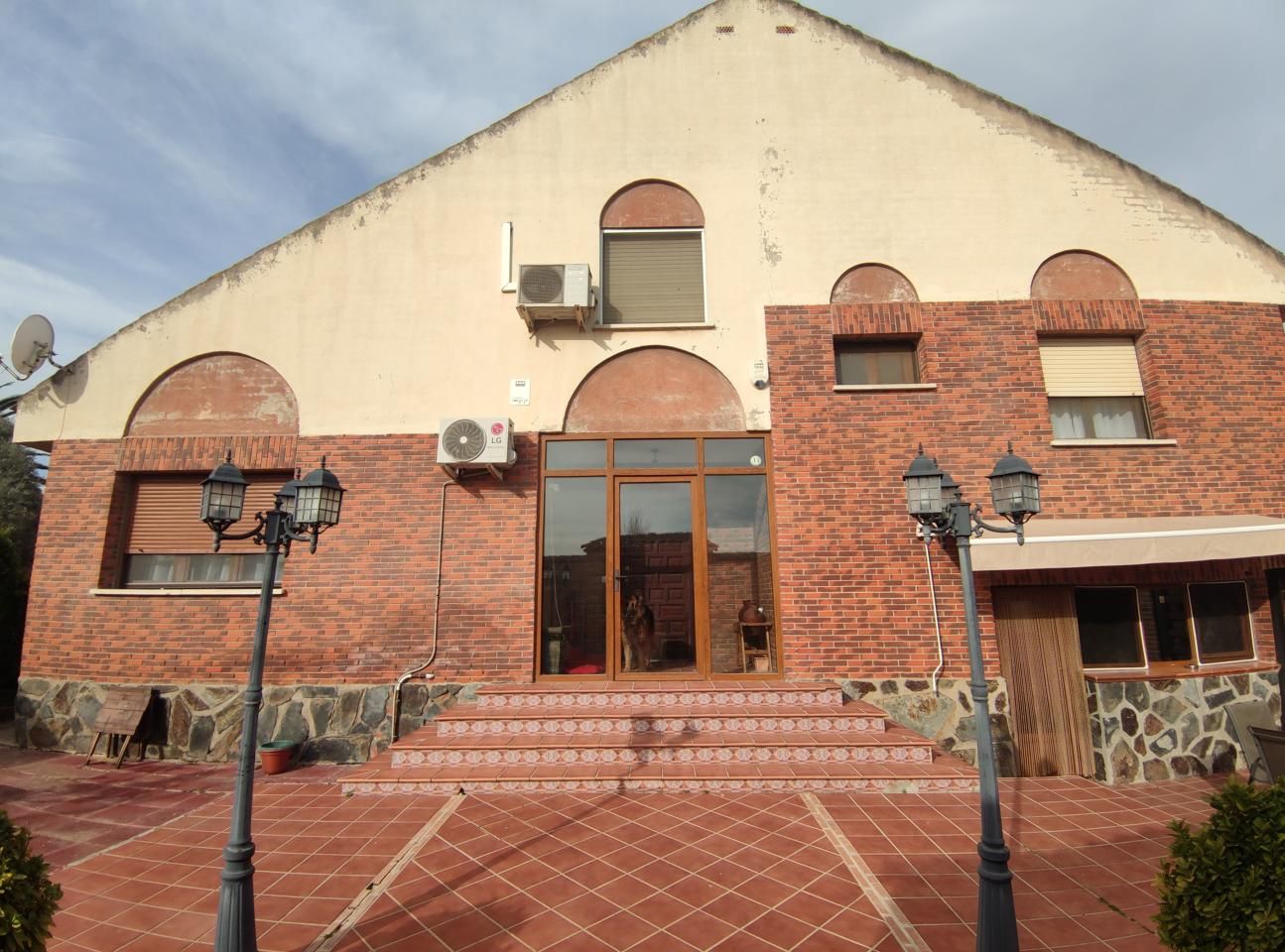 Vista exterior de Casa o xalet en venda en Nambroca amb Aire condicionat, Jardí privat i Piscina
