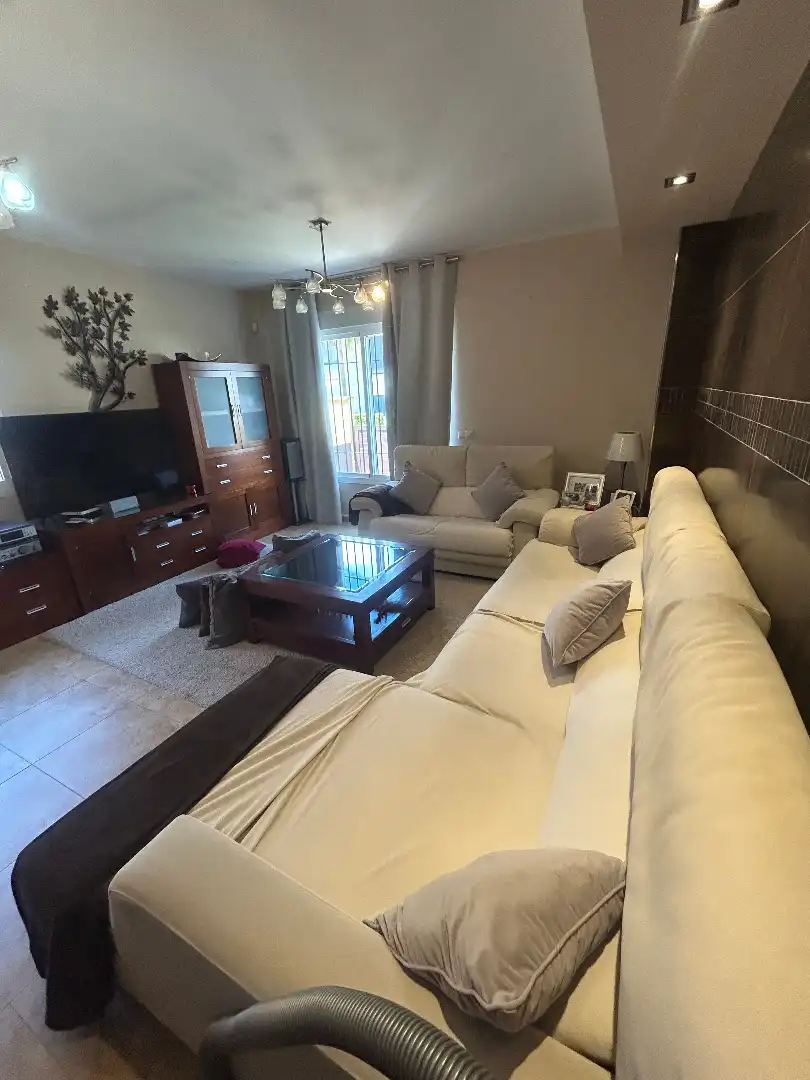 Wohnzimmer von Einfamilien-Reihenhaus zum Verkauf in Alhaurín de la Torre mit Klimaanlage, Privatgarten und Terrasse