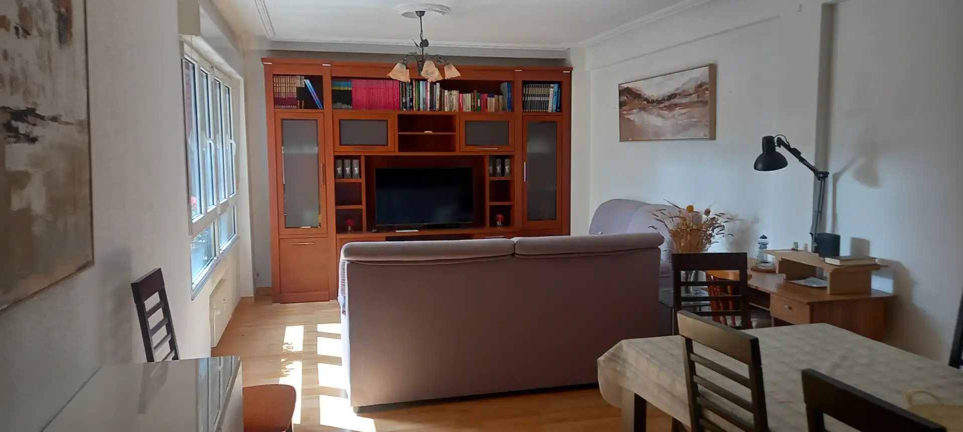 Sala d'estar de Pis de lloguer en Gijón  amb Calefacció, Parquet i Moblat