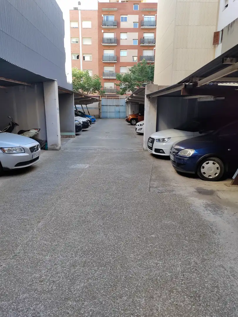 Parkplatz von Fabrikhallen zum Verkauf in Reus