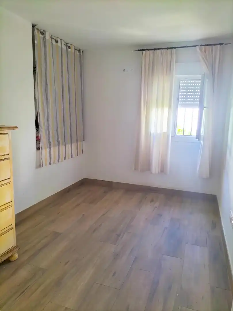 Habitación de Casa adosada en venta en Sanlúcar la Mayor con Aire acondicionado