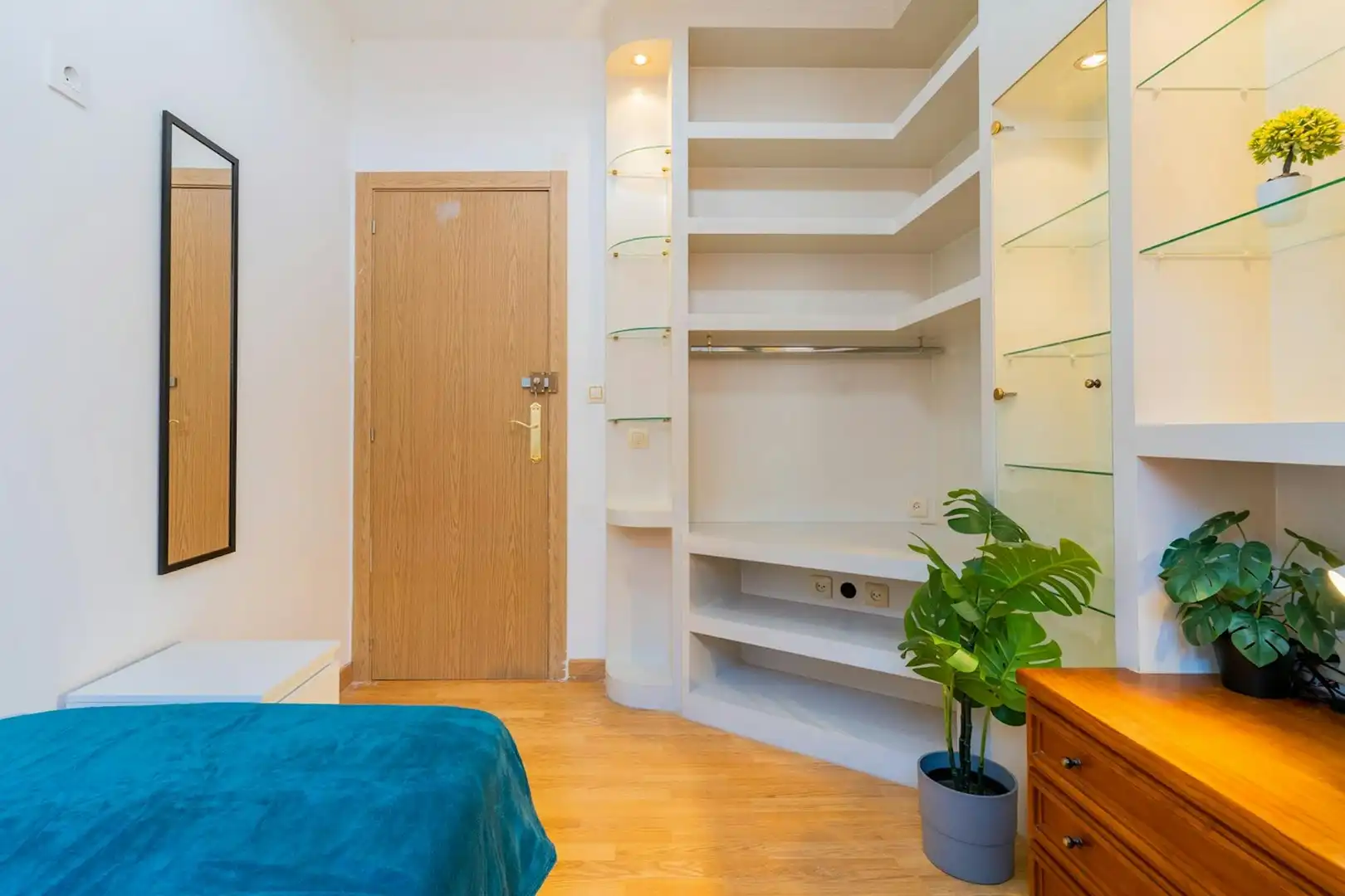 Schlafzimmer von Wohnung zur untervermieten in Valencia mit Möbliert, Waschmaschine und Fernseher