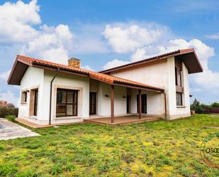 Vista exterior de Casa o xalet en venda en Castrillón amb Calefacció, Jardí privat i Piscina