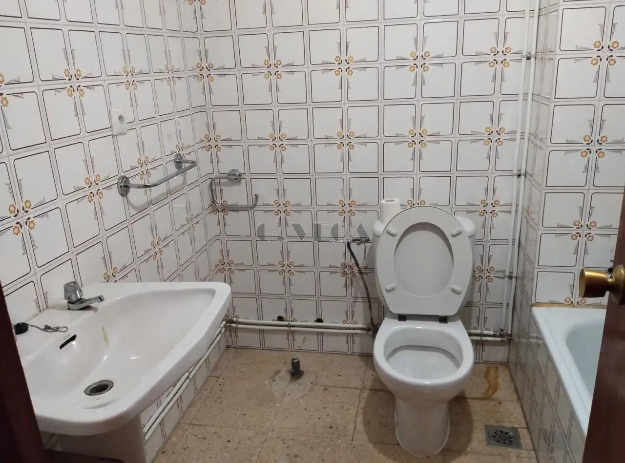 Bany de Pis en venda en Vigo  amb Parquet i Traster